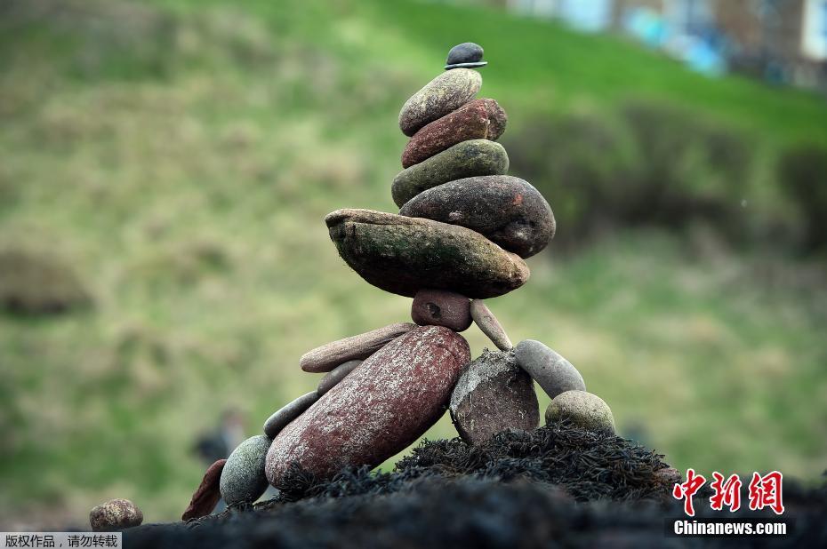 欧洲举办立石大赛 小小石头挑战地心引力 欧洲举办立石大赛 小小石头挑战地心引力