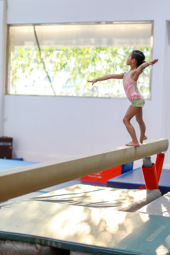小学员徐子涵在榕江县少年儿童业余体操运动学校内进行平衡木训练（5月15日摄）。新华社记者刘续摄 