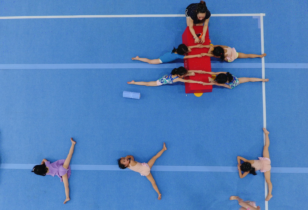 小学员们在榕江县少年儿童业余体操运动学校内进行体操训练（5月15日摄）。 新华社记者刘续摄 