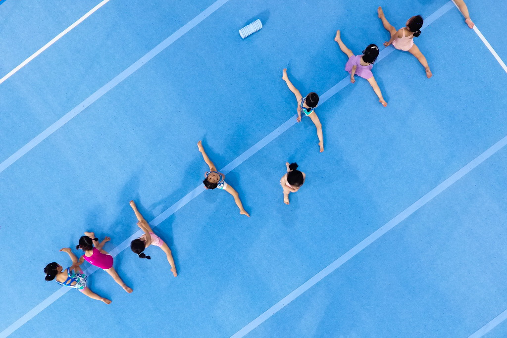 小学员们在结束训练后在榕江县少年儿童业余体操运动学校食堂用餐（5月15日摄）。新华社记者刘续摄