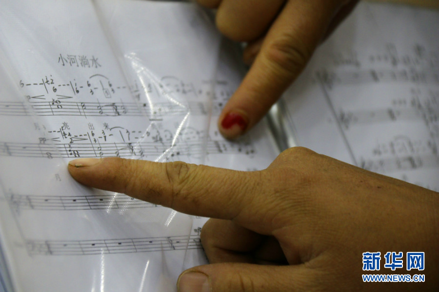 “拿起锄头干活，放下锄头唱歌”——他们从田间地头唱到国际舞台