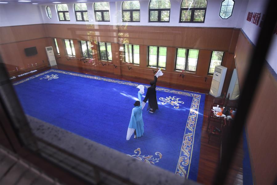 （图片故事）（6）矢志追梦：越剧学校里的唯一男小生