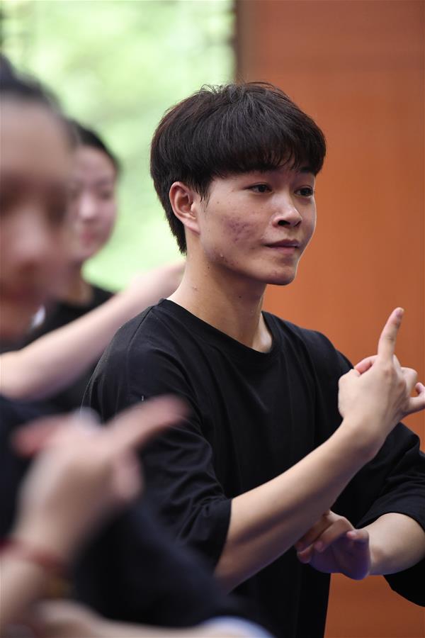 （图片故事）（5）矢志追梦：越剧学校里的唯一男小生