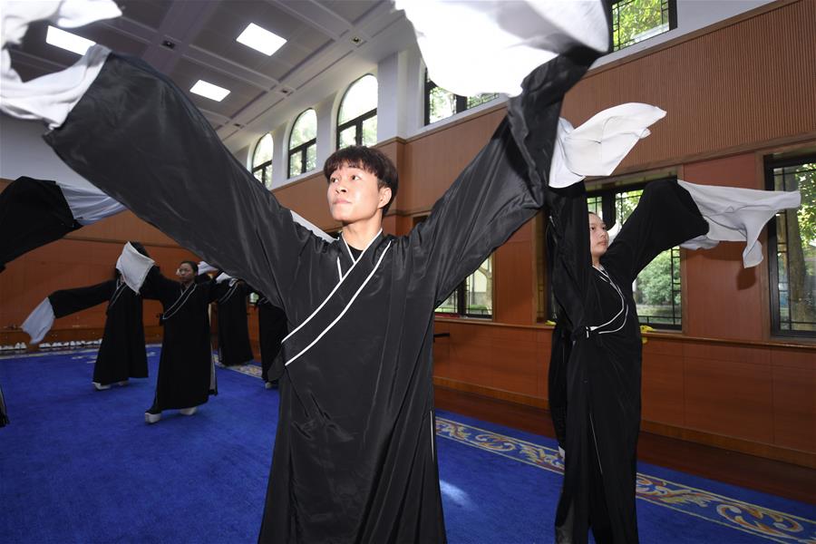 （图片故事）（1）矢志追梦：越剧学校里的唯一男小生