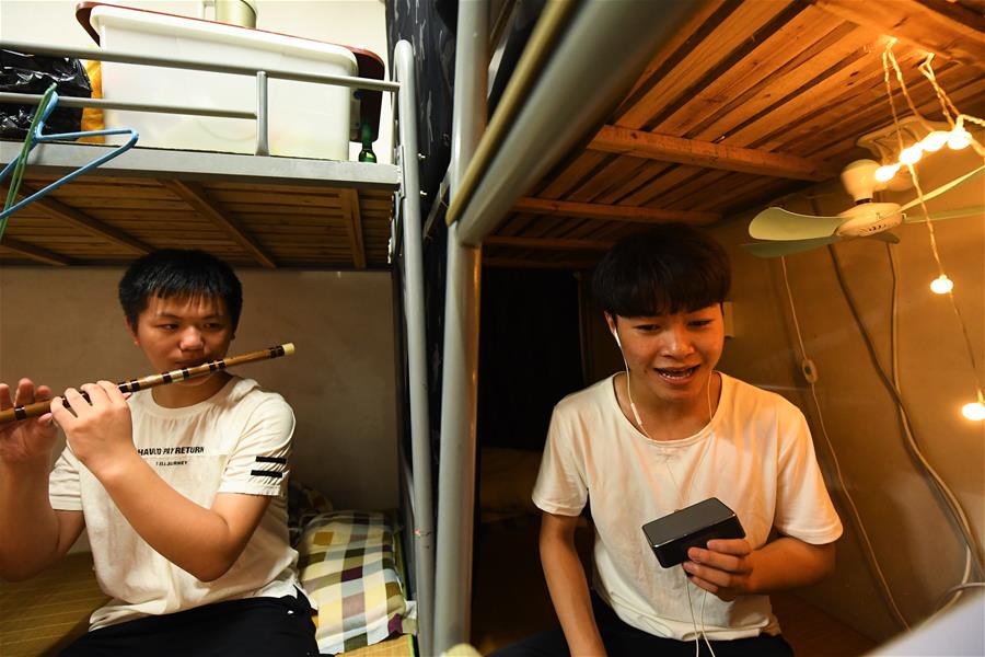 （图片故事）（8）矢志追梦：越剧学校里的唯一男小生