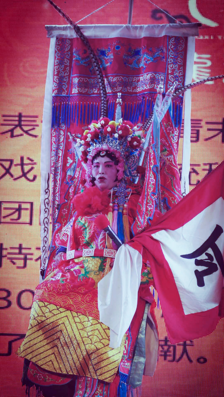 成都黄龙溪古镇的绝活“非遗”川剧表演吸引了众多游客 成都黄龙溪古镇的绝活“非遗”川剧表演吸引了众多游客