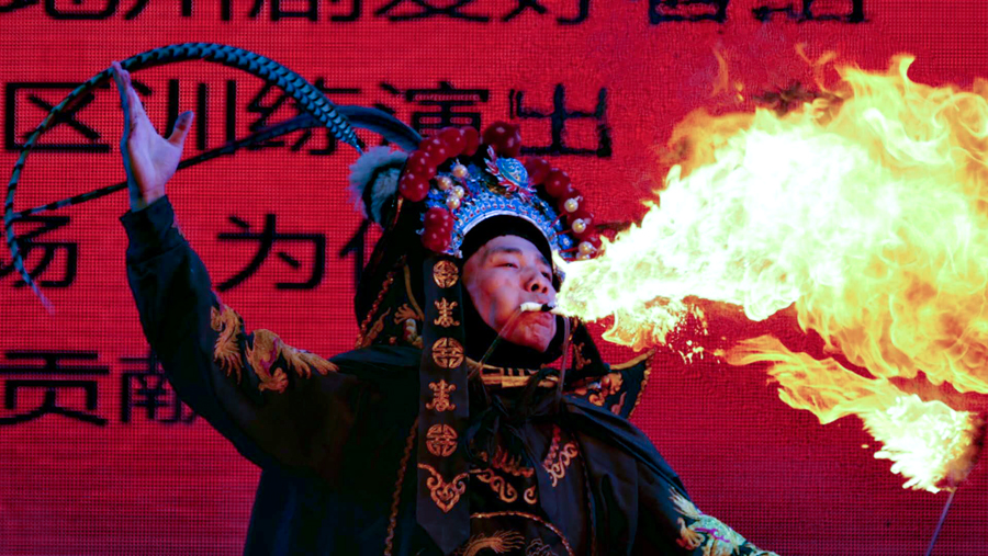 成都黄龙溪古镇的绝活“非遗”川剧表演吸引了众多游客 成都黄龙溪古镇的绝活“非遗”川剧表演吸引了众多游客