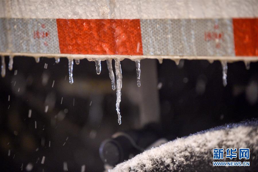 （社会）（5）吉林长春：大雪袭城 环卫上阵