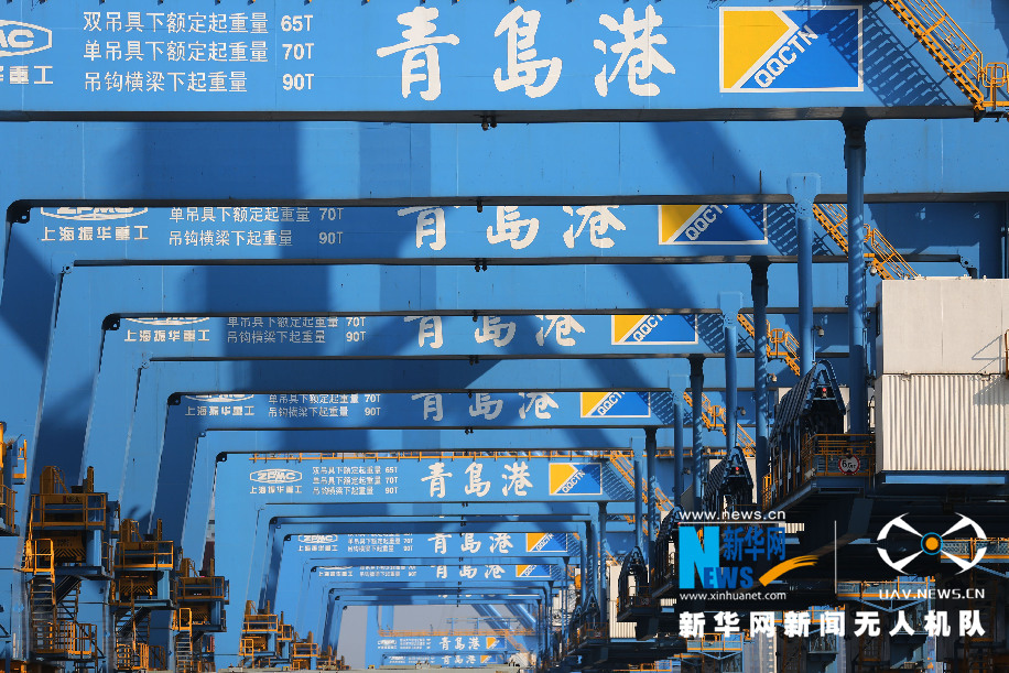 青岛港奏响新年蓝色交响曲