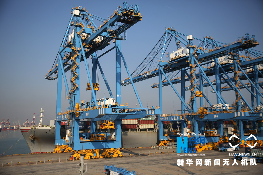 青岛港奏响新年蓝色交响曲