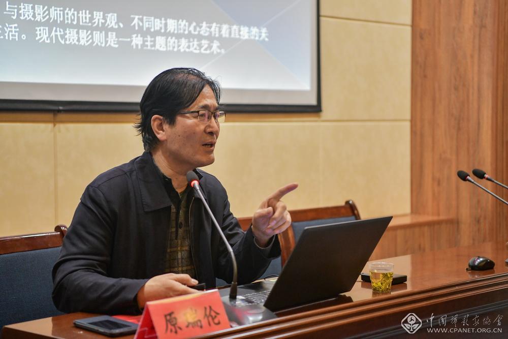 16.原瑞伦在麦积区讲座。陈治平摄.jpg