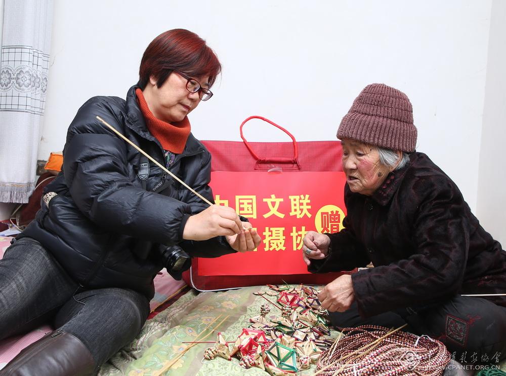 17.高琴（左一）慰问最美非物质文化遗产传承人郭香莲，现场学习草编。陆占林摄.jpg