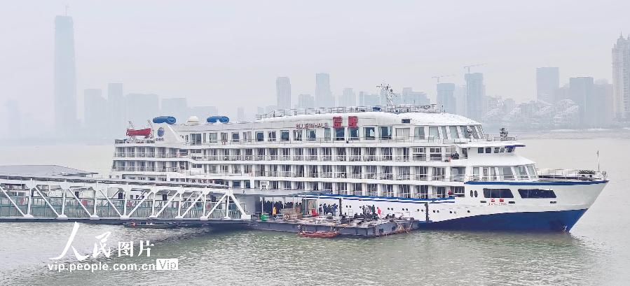 “蓝鲸”号游轮抵汉 援汉医疗救援队有了“江上客寓” “蓝鲸”号游轮抵汉 援汉医疗救援队有了“江上客寓”