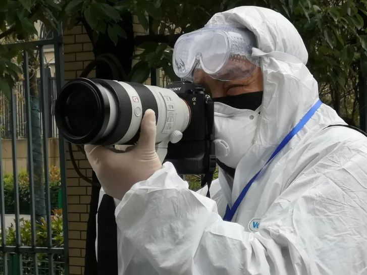 ↑ 2月6日，王毓国在武汉中医医院采访。