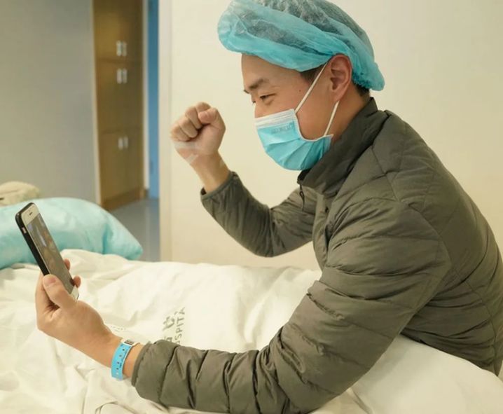 ↑李佐凡与妻子、孩子视频通话，当孩子鼓励他“爸爸，加油！”时，他回答“爸爸一定加油。”