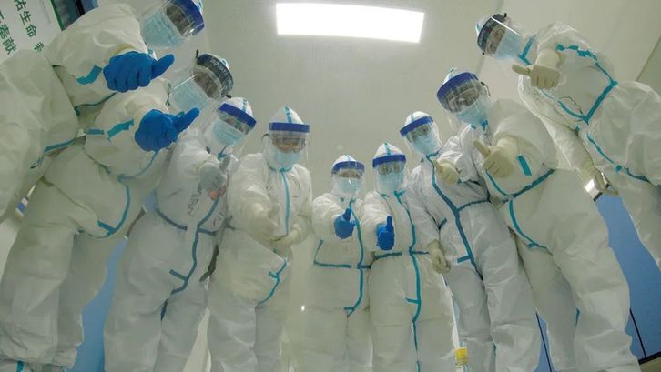 ↑新冠肺炎重症病区的部分护士合影。在武汉市华中科技大学同济医学院附属同济医院中法新城院区C栋10东新冠肺炎重症病区，有近60名护士。“最棒”“加油”“战士”“超美”……他们每天都会在一次性防护服上写下名字和祝福，激励自己和同伴。面对疫情，她们从容淡定、积极乐观，这些白衣天使是最可爱的人。