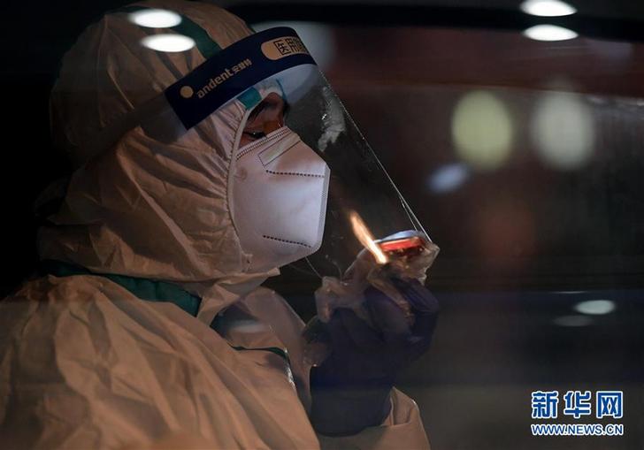 奔忙在武汉雷神山医院的“摆渡人” (聚焦疫情防控·图片故事)(1)奔忙在武汉雷神山医院的“摆渡人”