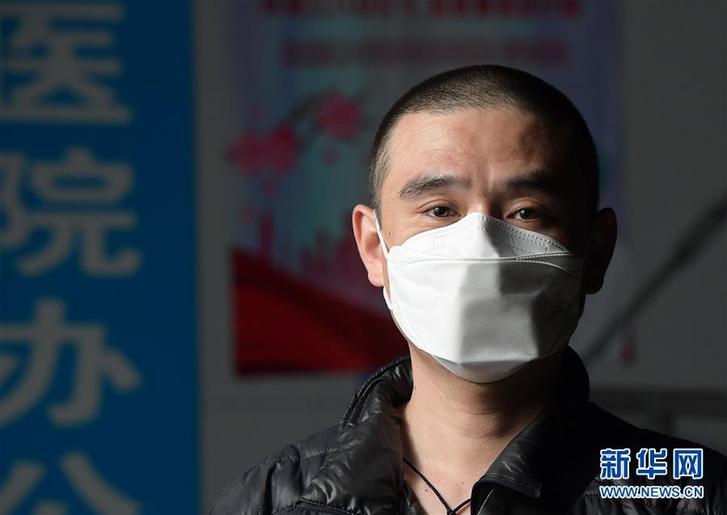 奔忙在武汉雷神山医院的“摆渡人” (聚焦疫情防控·图片故事)(2)奔忙在武汉雷神山医院的“摆渡人”