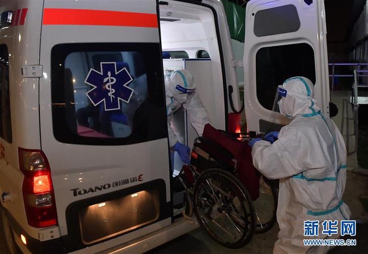 奔忙在武汉雷神山医院的“摆渡人” (聚焦疫情防控·图片故事)(3)奔忙在武汉雷神山医院的“摆渡人”