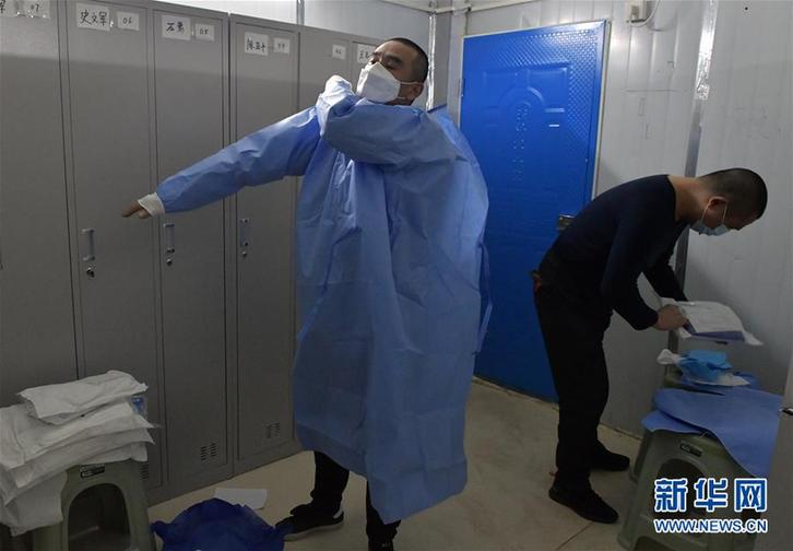 奔忙在武汉雷神山医院的“摆渡人” (聚焦疫情防控·图片故事)(4)奔忙在武汉雷神山医院的“摆渡人”