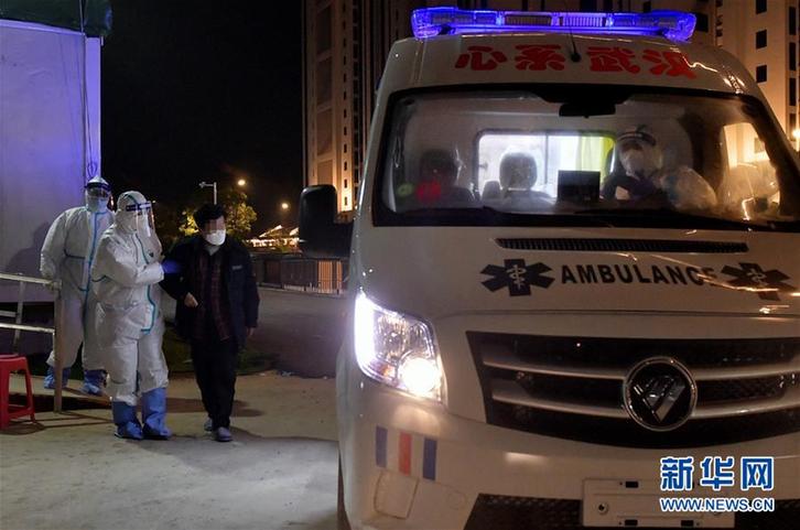 奔忙在武汉雷神山医院的“摆渡人” (聚焦疫情防控·图片故事)(5)奔忙在武汉雷神山医院的“摆渡人”