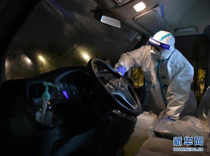 奔忙在武汉雷神山医院的“摆渡人” (聚焦疫情防控·图片故事)(7)奔忙在武汉雷神山医院的“摆渡人”