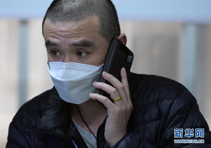 奔忙在武汉雷神山医院的“摆渡人” (聚焦疫情防控·图片故事)(8)奔忙在武汉雷神山医院的“摆渡人”