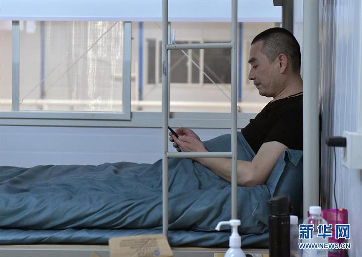 奔忙在武汉雷神山医院的“摆渡人” (聚焦疫情防控·图片故事)(10)奔忙在武汉雷神山医院的“摆渡人”