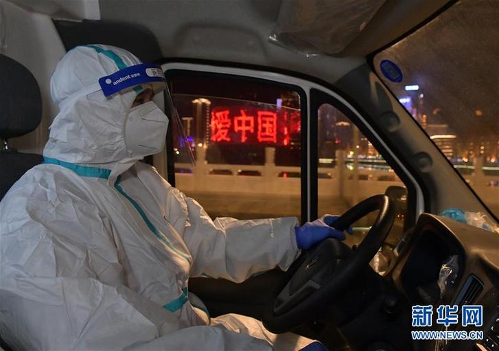 奔忙在武汉雷神山医院的“摆渡人” (聚焦疫情防控·图片故事)(13)奔忙在武汉雷神山医院的“摆渡人”