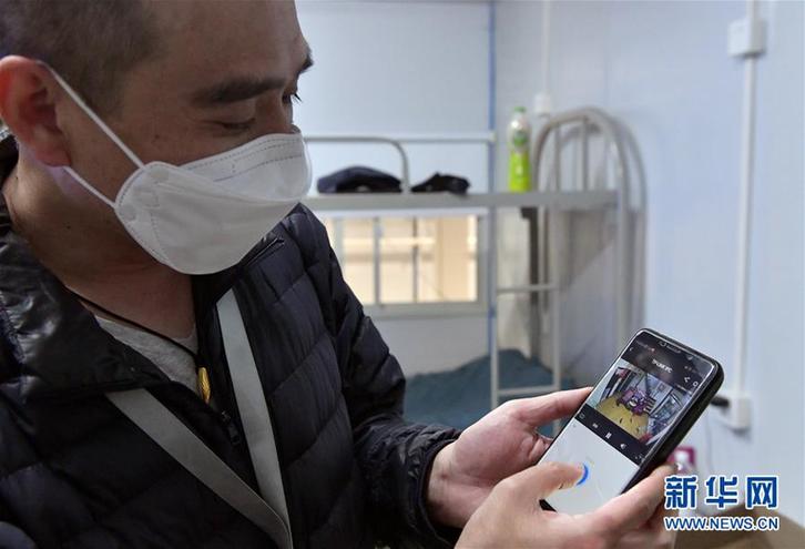 奔忙在武汉雷神山医院的“摆渡人” (聚焦疫情防控·图片故事)(14)奔忙在武汉雷神山医院的“摆渡人”