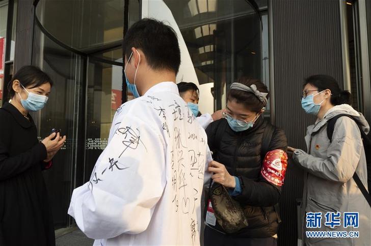 （聚焦疫情防控）（2）向最可爱的人要签名！