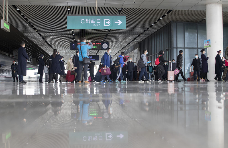武汉站重启日：1.2万名湖北乡亲坐高铁回家