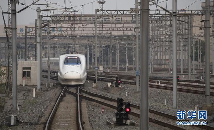 （聚焦疫情防控）（1）武汉“解封”后开往湖北省内的首趟列车始发