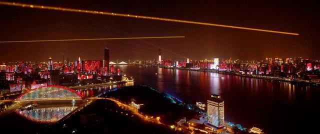 战疫“不夜天” 武汉夜景美