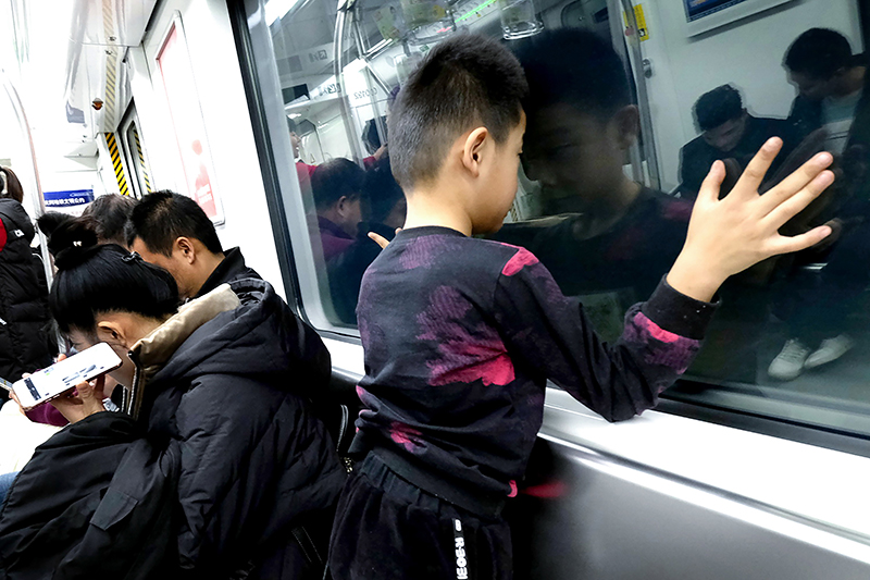 手机和娃，哪个才是你“手心里的宝”？