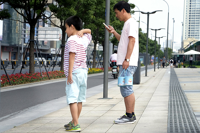 手机和娃，哪个才是你“手心里的宝”？