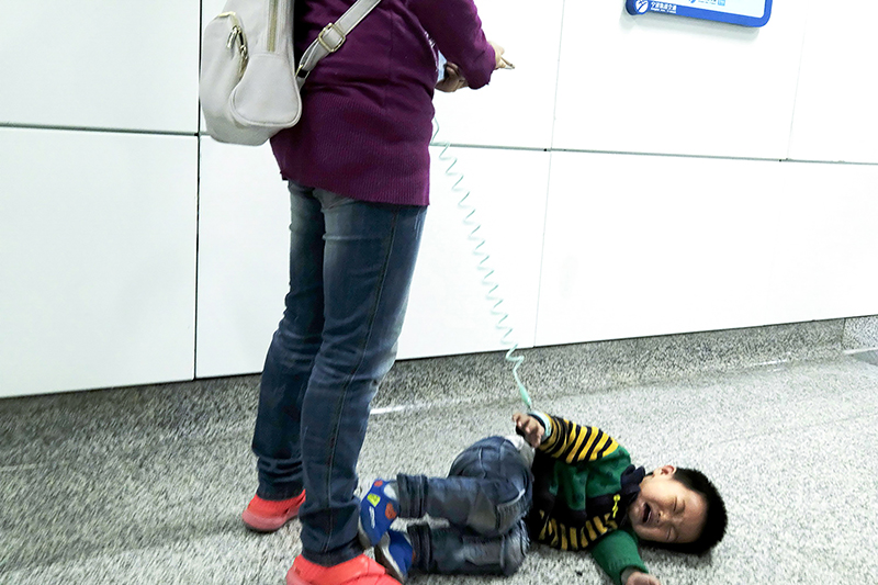 手机和娃，哪个才是你“手心里的宝”？