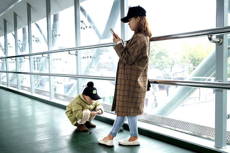 手机和娃，哪个才是你“手心里的宝”？