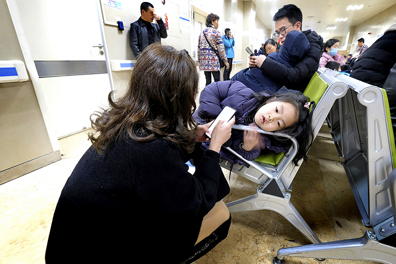 手机和娃，哪个才是你“手心里的宝”？