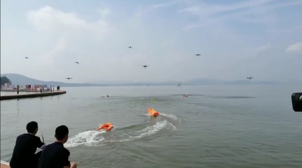 无人机空投救生圈，8分钟搭好一座桥，武汉防汛很硬核