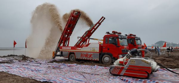 无人机空投救生圈，8分钟搭好一座桥，武汉防汛很硬核