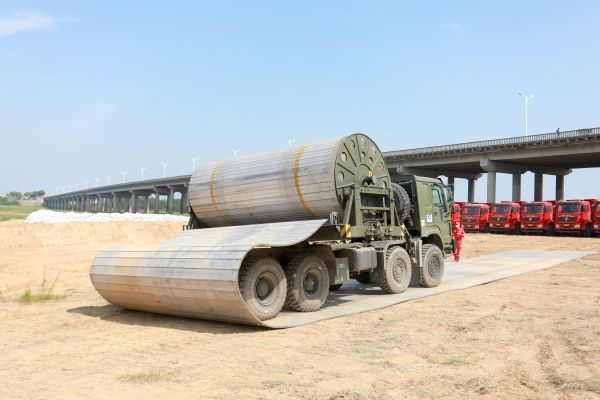 无人机空投救生圈，8分钟搭好一座桥，武汉防汛很硬核