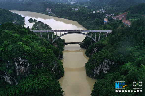 航拍:重庆峡谷“扶贫桥”通车
