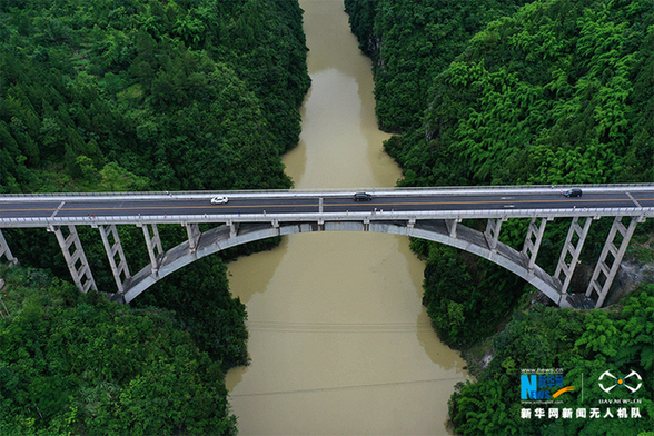 航拍:重庆峡谷“扶贫桥”通车