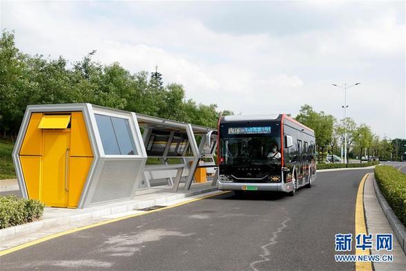 （经济）（1）自动驾驶公交亮相郑州