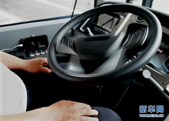 （经济）（3）自动驾驶公交亮相郑州