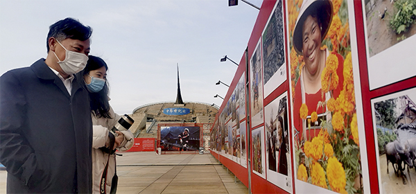 “百年承诺 千年跨越——56个民族一起奔小康”摄影展在京开幕 “百年承诺 千年跨越——56个民族一起奔小康”摄影展在京开幕