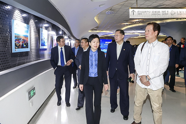 领导和嘉宾参观中国(日照)新闻摄影周优秀作品 领导和嘉宾参观中国(日照)新闻摄影周优秀作品