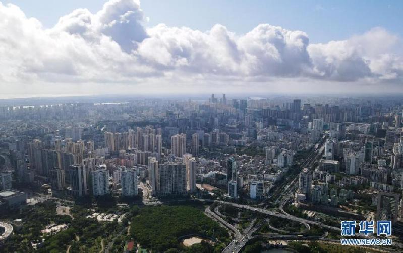 “天空之眼”瞰?？?/></p>

<p>　　这是5月3日拍摄的海口市区风光（无人机照片）。</p>


<p>
</p><p>　　海口，是国家“一带一路”重要支点城市，也是海南自贸港建设的核心城市，这座有着旖旎自然风光的海滨城市，即将迎来首届中国国际消费品博览会。在“十四五”开局之年，也是海南全面深化改革开放和加快建设自由贸易港关键之年，让我们跟随“天空之眼”瞰海口，用别样的视角，欣赏椰城之美。</p>


<p>
</p><p>　　新华社记者 杨冠宇 摄 图片来源：新华网</p>
<p><!-- 分页 --></p>
<p align=