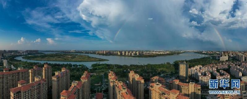 “天空之眼”瞰?？?/></p>

<p>　　这是?？谑斜踅鞘芯肮郏?月4日摄，无人机照片）。</p>


<p>
</p><p>　　?？?，是国家“一带一路”重要支点城市，也是海南自贸港建设的核心城市，这座有着旖旎自然风光的海滨城市，即将迎来首届中国国际消费品博览会。在“十四五”开局之年，也是海南全面深化改革开放和加快建设自由贸易港关键之年，让我们跟随“天空之眼”瞰?？冢帽鹧氖咏?，欣赏椰城之美。</p>


<p>
</p><p>　　新华社记者 郭程 摄 图片来源：新华网</p>
<p><!-- 分页 --></p>
<p align=